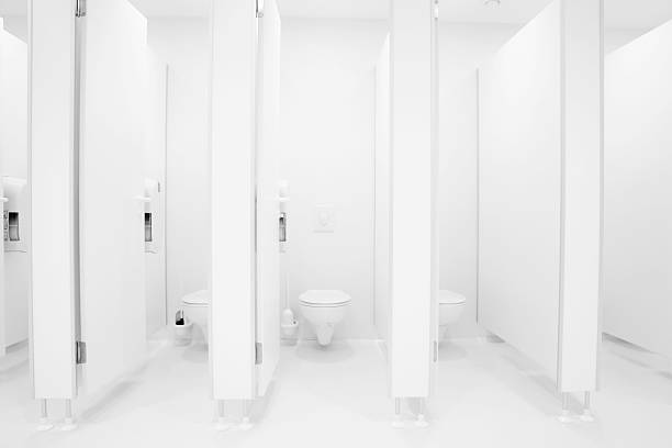 sanitaires toilettes publiques salle de bains wc - urinal public restroom male toilet in a row photos et images de collection