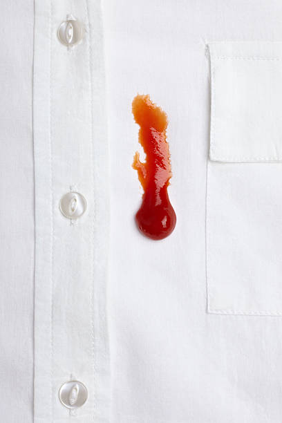 barwienie ketchap biała koszula wypadku - pouring liquid syrup red zdjęcia i obrazy z banku zdjęć