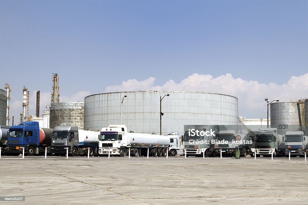 Trucks und Öl-Raffinerie - Lizenzfrei In einer Reihe Stock-Foto