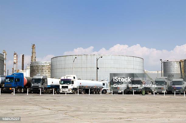 Trucks Und Ölraffinerie Stockfoto und mehr Bilder von In einer Reihe - In einer Reihe, Tanklastwagen, Chemiefabrik