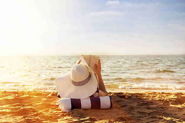 lettura sulla spiaggia - heat female summer vacations foto e immagini stock