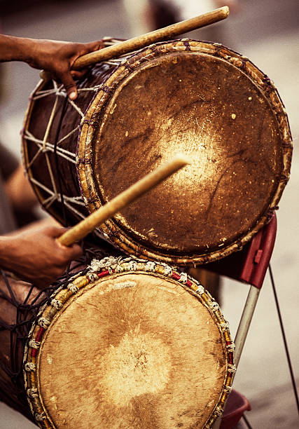 street percussionist suona il tamburo africano - african descent african culture drum history foto e immagini stock