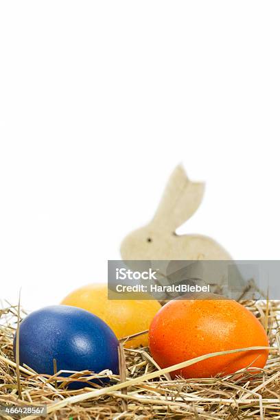 Mano Dipinto Uova Di Pasqua In Un Cestino Con Coniglietto - Fotografie stock e altre immagini di Arancione