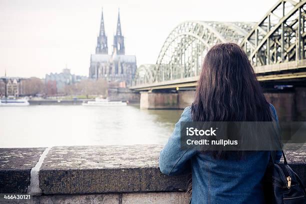 Photo libre de droit de Jeune Femme À Cologne banque d'images et plus d'images libres de droit de Hiver - Hiver, Cathédrale de Cologne, Cologne