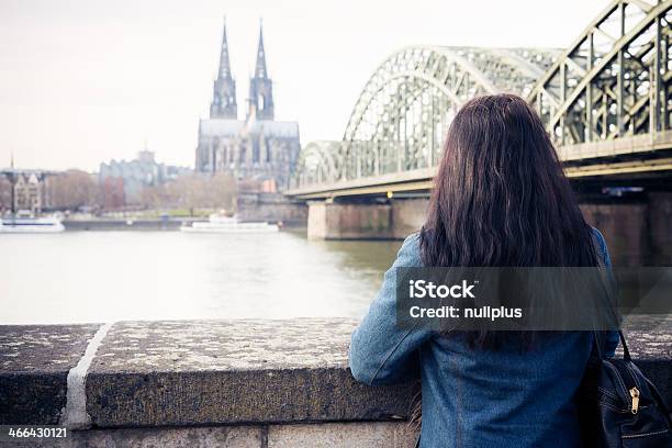 Giovane Donna In Colonia - Fotografie stock e altre immagini di Inverno - Inverno, Cattedrale di Colonia, Colonia
