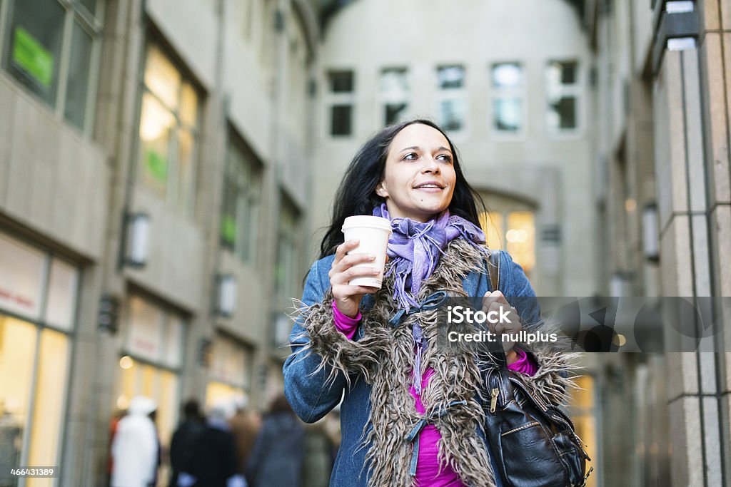 가진 젊은 여자 커피 한 잔 - 로열티 프리 20-29세 스톡 사진
