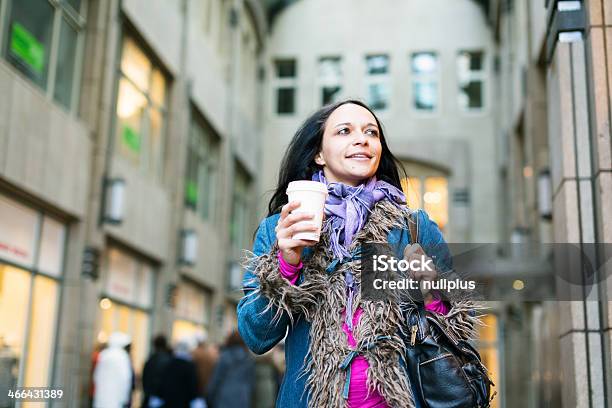 가진 젊은 여자 커피 한 잔 20-29세에 대한 스톡 사진 및 기타 이미지 - 20-29세, 거리, 걷기