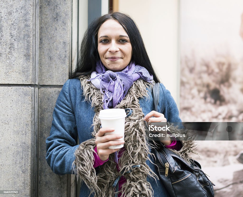 Jeune femme ayant une tasse de café - Photo de Adulte libre de droits