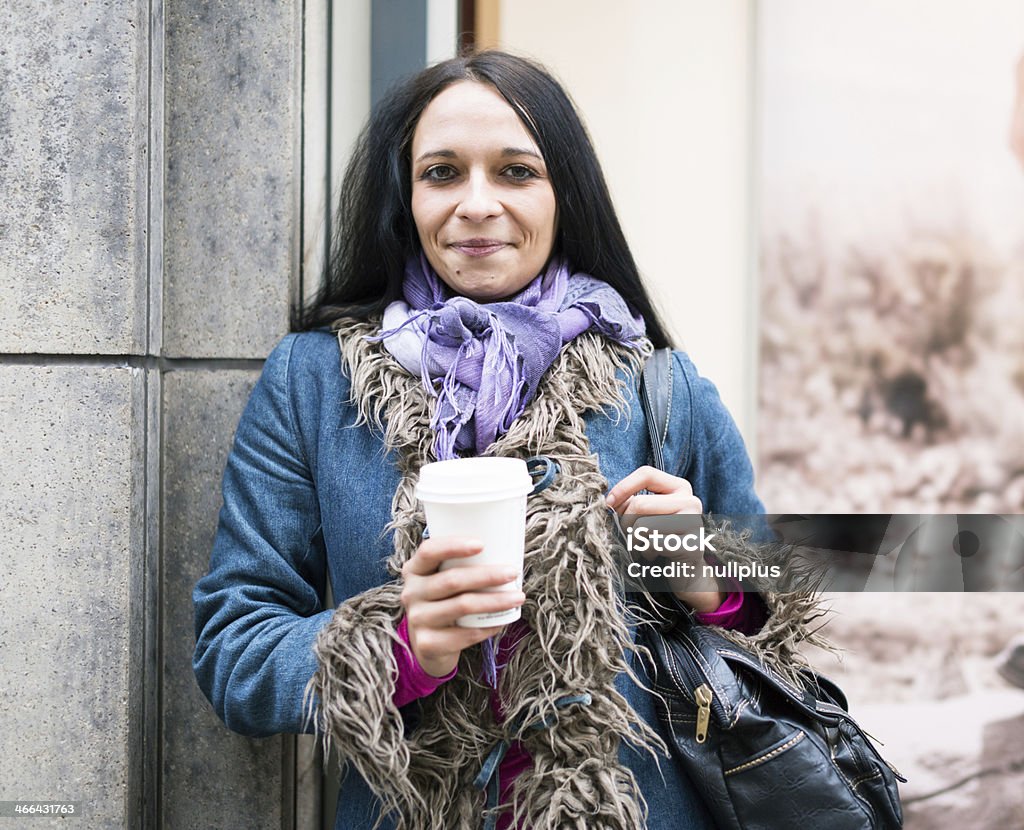若い女性が、コーヒー - 1人のロイヤリティフリーストックフォト