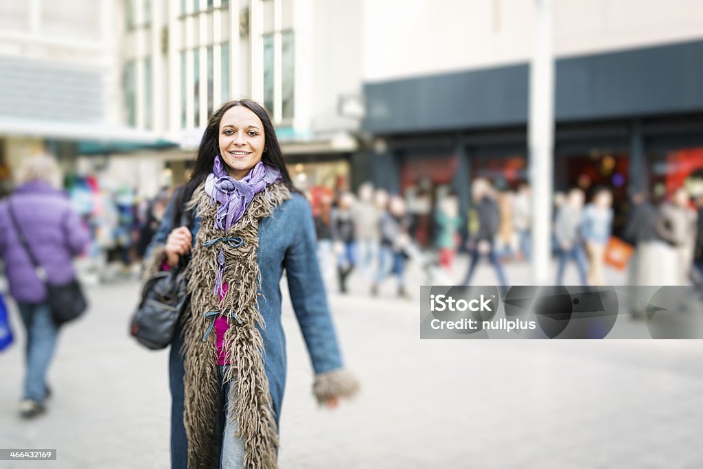 若い女性、市内の徒歩 - 1人のロイヤリティフリーストックフォト