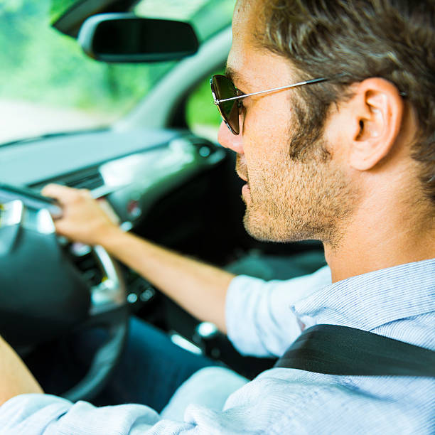 meio envelhecido homem dirigindo um carro - utilitario - fotografias e filmes do acervo