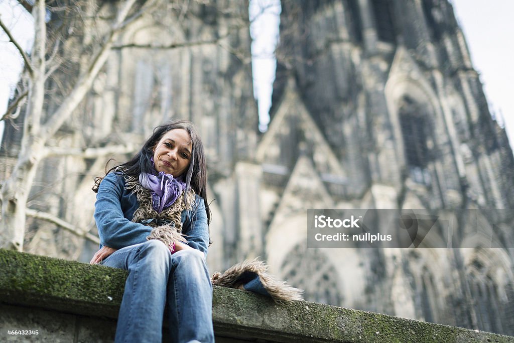 Jovem mulher na frente da Catedral de Colônia - Foto de stock de 20 Anos royalty-free