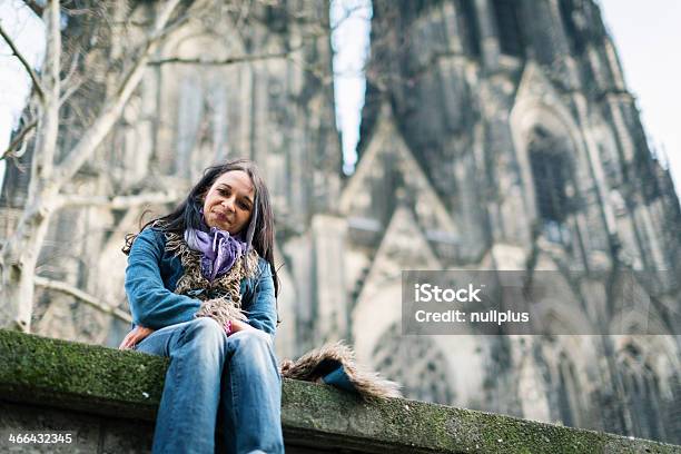 Foto de Jovem Mulher Na Frente Da Catedral De Colônia e mais fotos de stock de 20 Anos - 20 Anos, Adulto, Alemanha