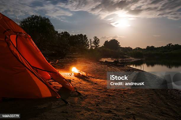 Camping Bei Nacht Stockfoto und mehr Bilder von Holzfeuer - Holzfeuer, Mond, See