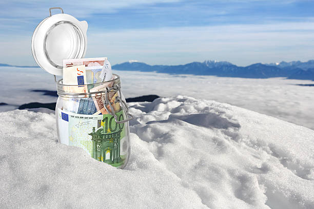 евро банкноты в снег - frozen currency finance ice стоковые фото и изображения