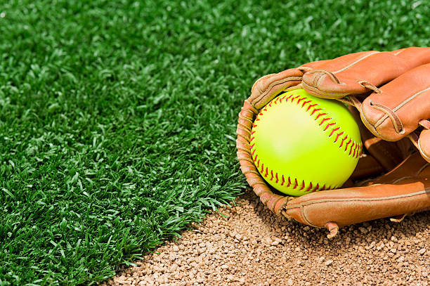 rápido nuevo paso de softball en guante sentado en campo interno - baseball diamond fotos fotografías e imágenes de stock