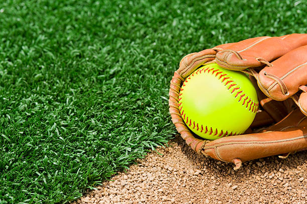novo fast campo softball em luva sentado no campo - baseballs sport grass ball - fotografias e filmes do acervo