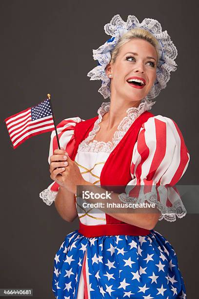 ハッピー愛国心を持つ女性アメリカの国旗 - 30-34歳のストックフォトや画像を多数ご用意 - 30-34歳, 30代, 30代の女性