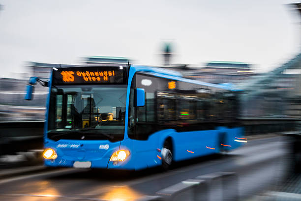 bus en mouvement - street defocused car road photos et images de collection