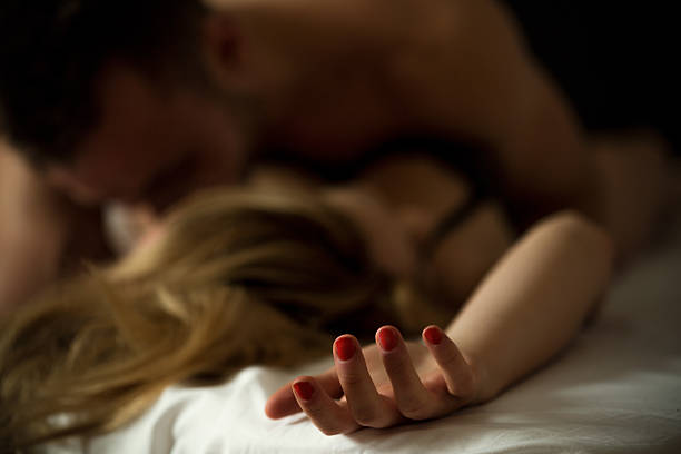 couple d'ecstasy - orgasm kissing sex women photos et images de collection