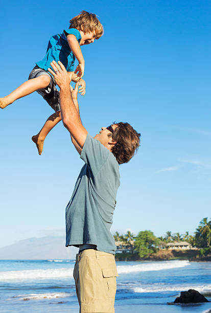 幸せな父と息子のビーチで遊ぶ - acation ストックフォトと画像