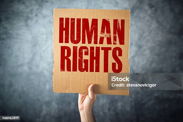 Mann Hält Karton Papier Mit Menschenrechte Title Stockfoto und mehr Bilder von Demonstration - Demonstration, Dokument, Ein Mann allein