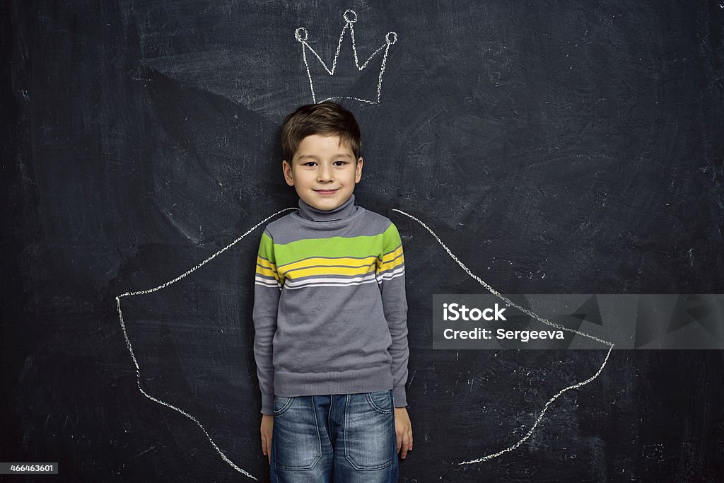 Мальчик окрашенный Корона - Стоковые фото Рисунок мелом роялти-фри