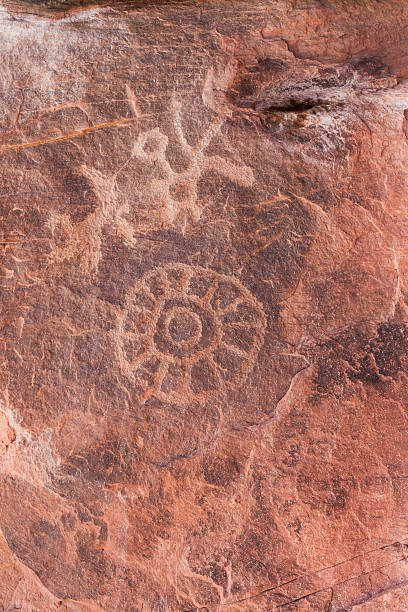 piaskowiec petroglyphs - cave painting prehistoric art north american tribal culture nevada zdjęcia i obrazy z banku zdjęć