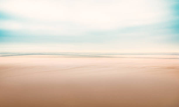 minimalistyczny abstrakcyjny krajobraz morski - pastel colored sky ethereal softness zdjęcia i obrazy z banku zdjęć