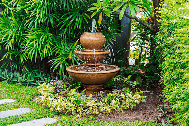 fonte no jardim - fountain imagens e fotografias de stock