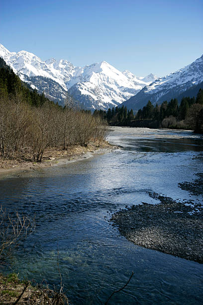 горы, альпы диапазон - single line outdoors vertical switzerland стоковые фото и изображения