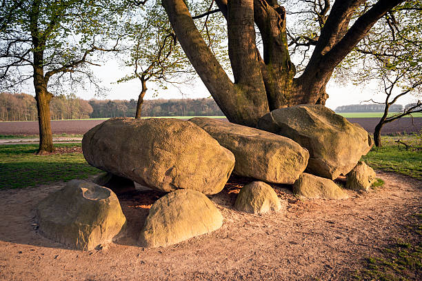 megalithic tumba de piedra grave - dolmen stone grave ancient fotografías e imágenes de stock