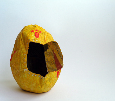Photo photo of a toy easter egg made with papier mache.