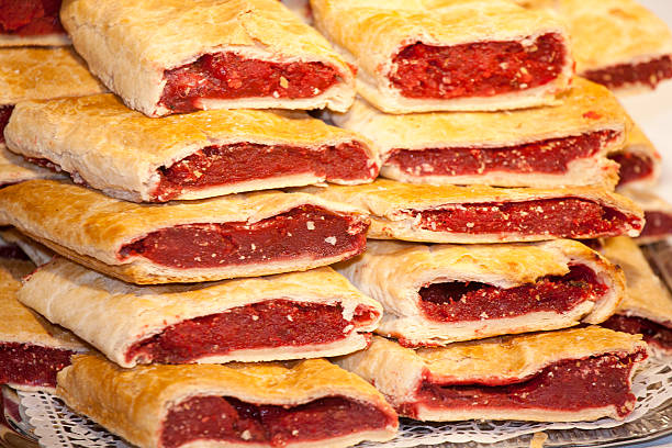 strudel copieux faits maison avec cerise sure crème - stroodle photos et images de collection