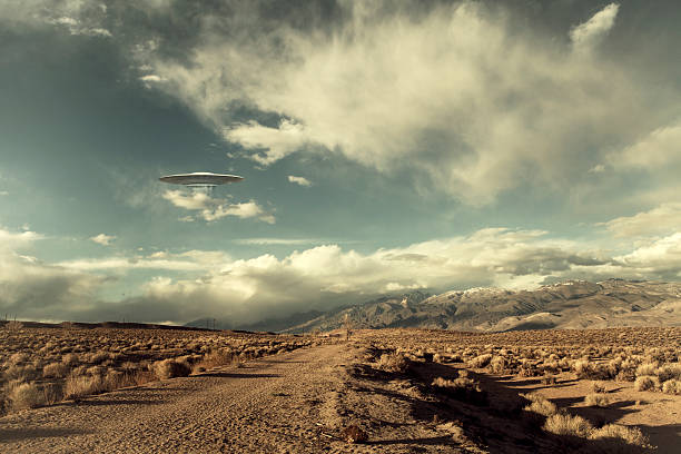 OVNI sobre Estrada no Deserto - foto de acervo