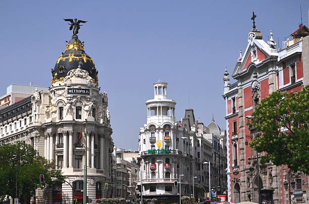 edifício metrópolis situado na rua gran via em madrid, espanha - metropolis building - fotografias e filmes do acervo