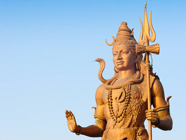 pie lord shiva estatua de haridwar india - indian god fotografías e imágenes de stock