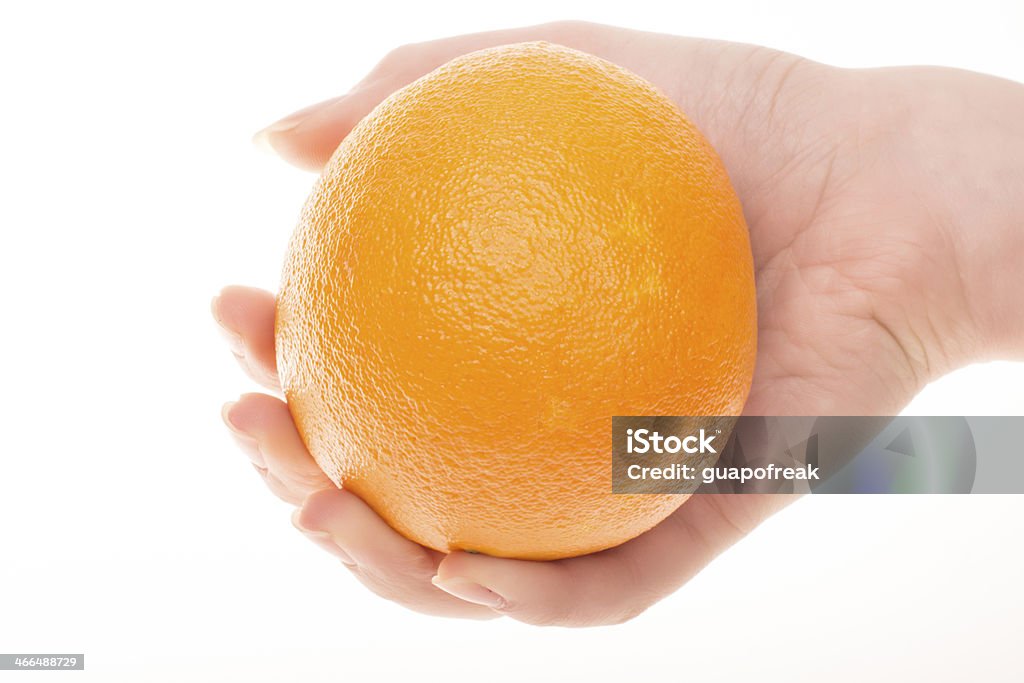 Naranja con la mano - Foto de stock de Alimento libre de derechos