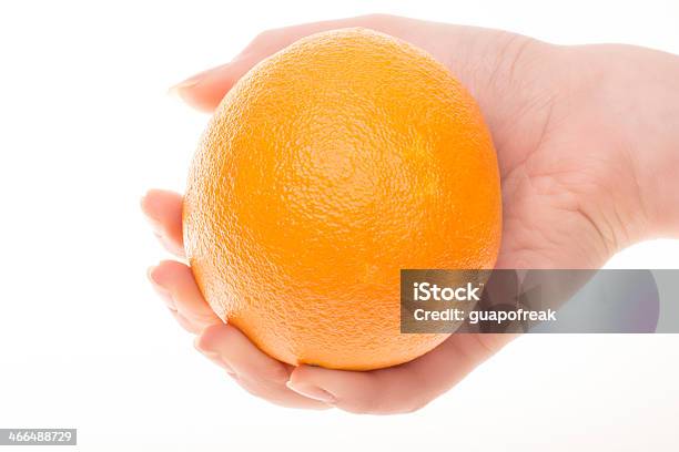 Naranja Con La Mano Foto de stock y más banco de imágenes de Alimento - Alimento, Asistencia sanitaria y medicina, Comida sana