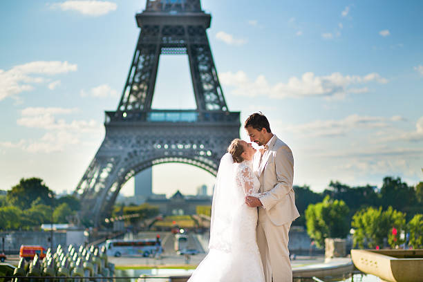 recién casados pareja en parís cerca de la torre eiffel - honeymoon wedding paris france bride fotografías e imágenes de stock