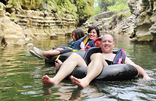 famille en canot métro - child inflatable raft lake family photos et images de collection