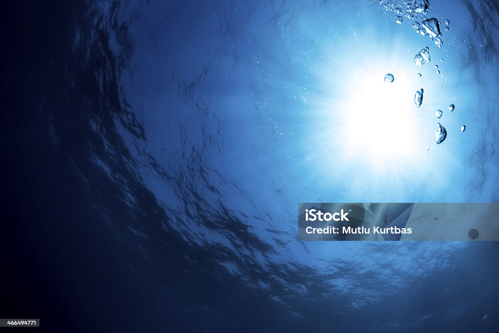 비눗방울 바닷속이 블루 그라데이션 배경기술 햇빛 - 로열티 프리 0명 스톡 사진