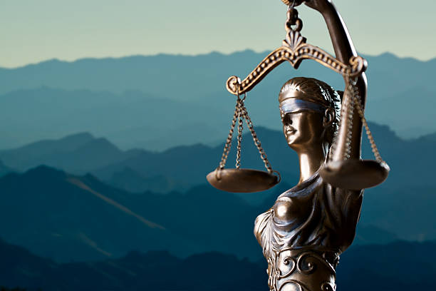 themis et hazy hills - statue of justice symbol justice law photos et images de collection