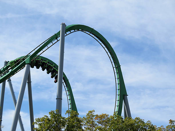 montanha-russa com o fundo do céu azul - rollercoaster amusement park amusement park ride challenge - fotografias e filmes do acervo