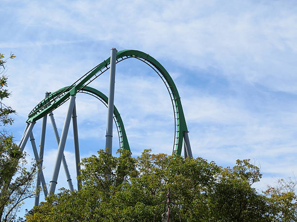 montanha-russa com o fundo do céu azul - rollercoaster amusement park amusement park ride challenge - fotografias e filmes do acervo