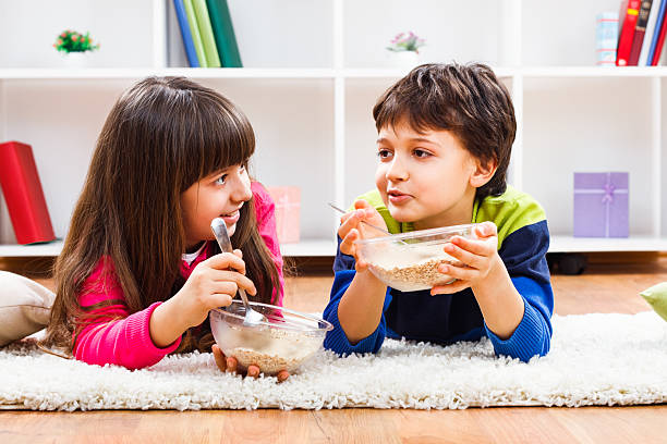 café-da-manhã saudável para crianças - little boys breakfast caucasian child - fotografias e filmes do acervo