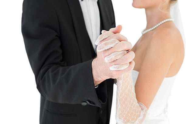 seção mediana do noiva e noivo segurando as mãos - glove formal glove white wedding - fotografias e filmes do acervo
