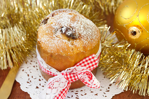 petit gâteau avec boule de noël - fruitcake christmas cake cake raisin photos et images de collection