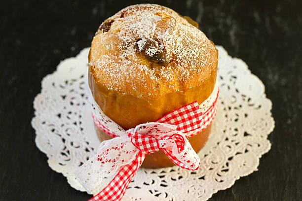 gâteau de noël avec des fruits secs - fruitcake christmas cake cake raisin photos et images de collection