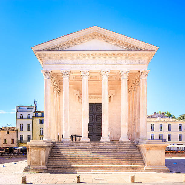 la maison carree temple romain landmark.  nîmes, en france. - ancient past classic monument photos et images de collection